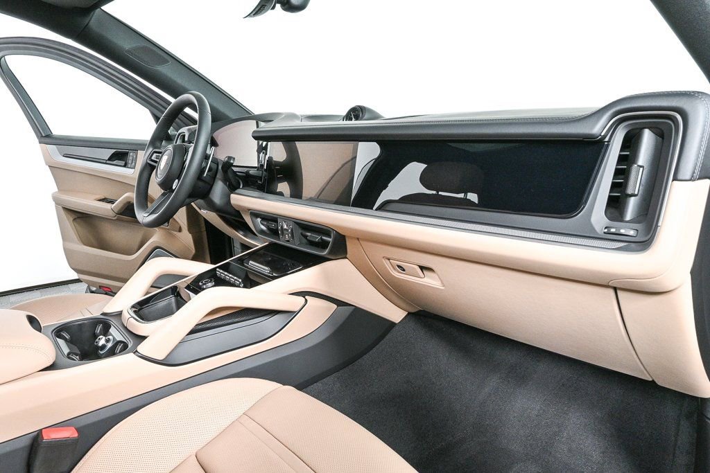 Used 2025 Porsche Cayenne S image 31