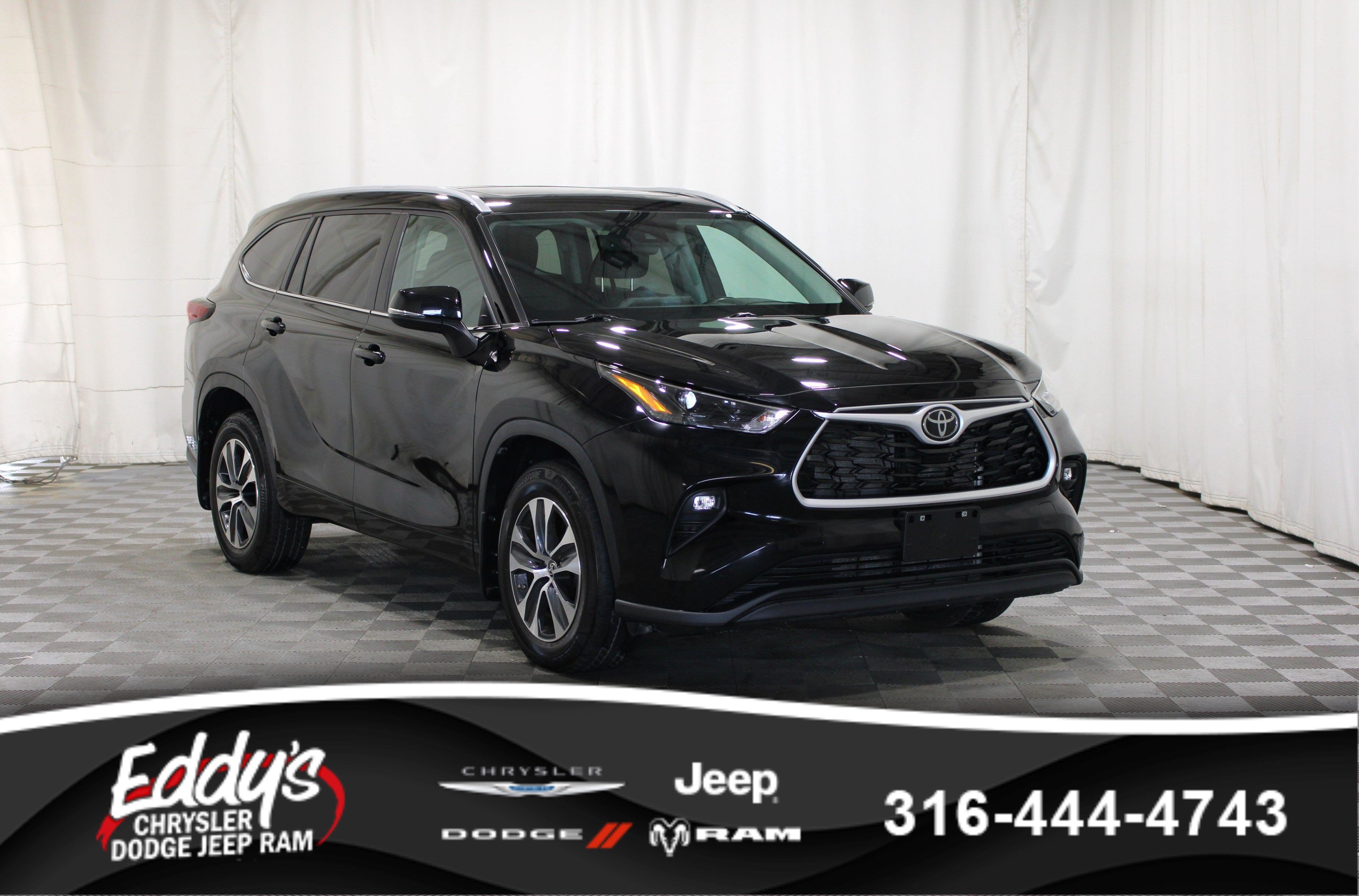 Used 2024 Toyota Highlander XLE AWD/4WD image 1