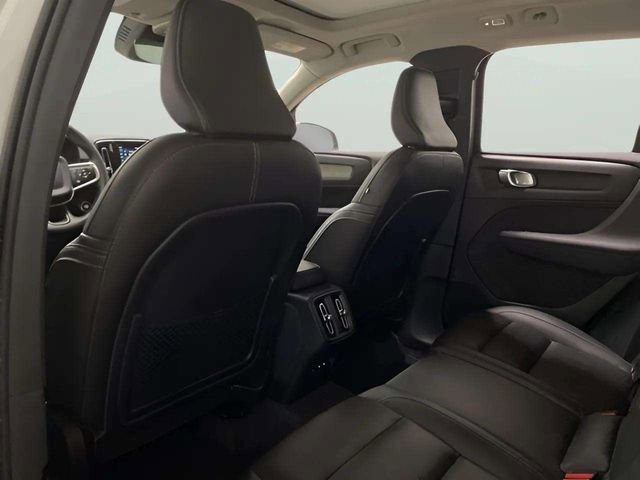Used 2025 Volvo XC40 B5 Plus image 24