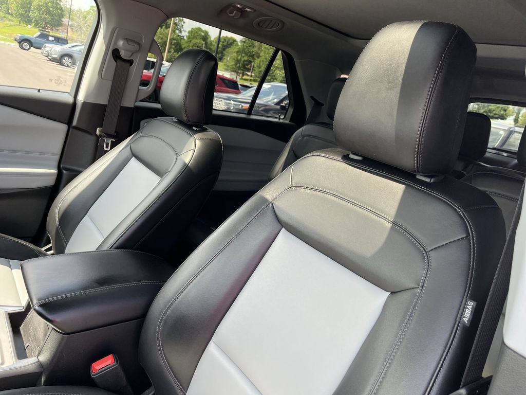 Used 2023 Ford Explorer XLT w/ Equipment Group 202A AWD/4WD image 11