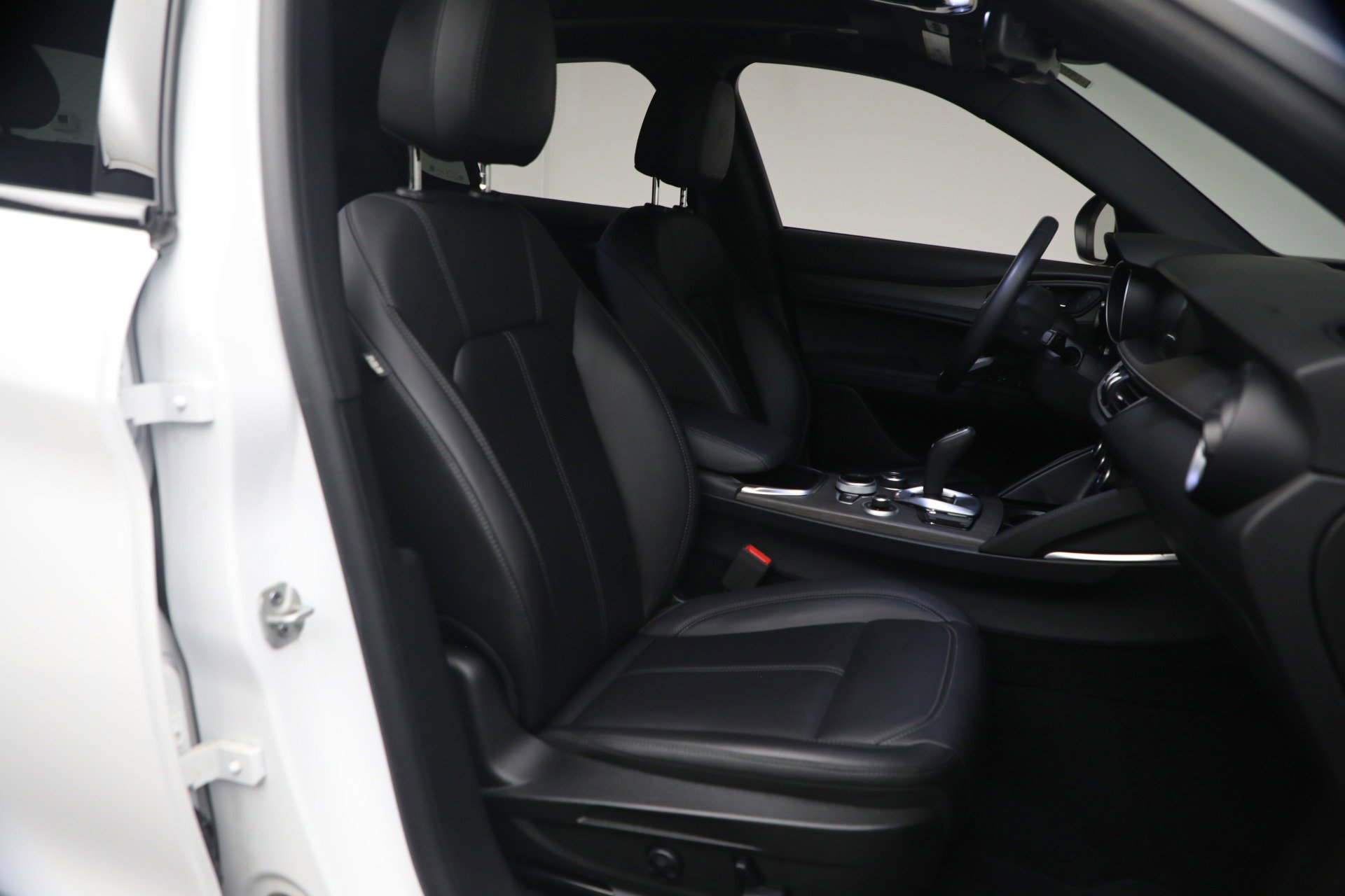 Used 2022 Alfa Romeo Stelvio Ti AWD/4WD image 14