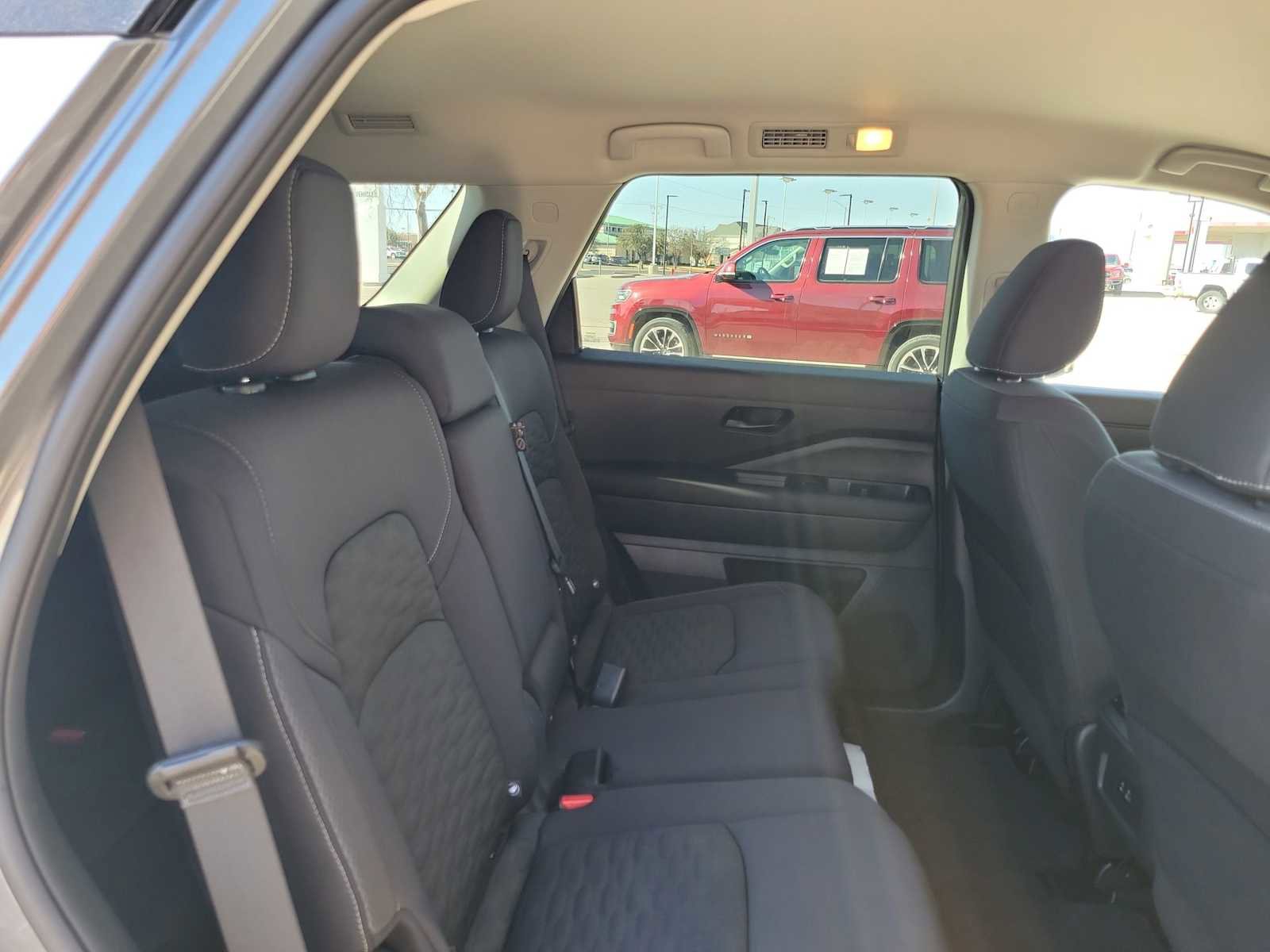 Used 2025 Nissan Pathfinder SV w/ Cargo Package image 9