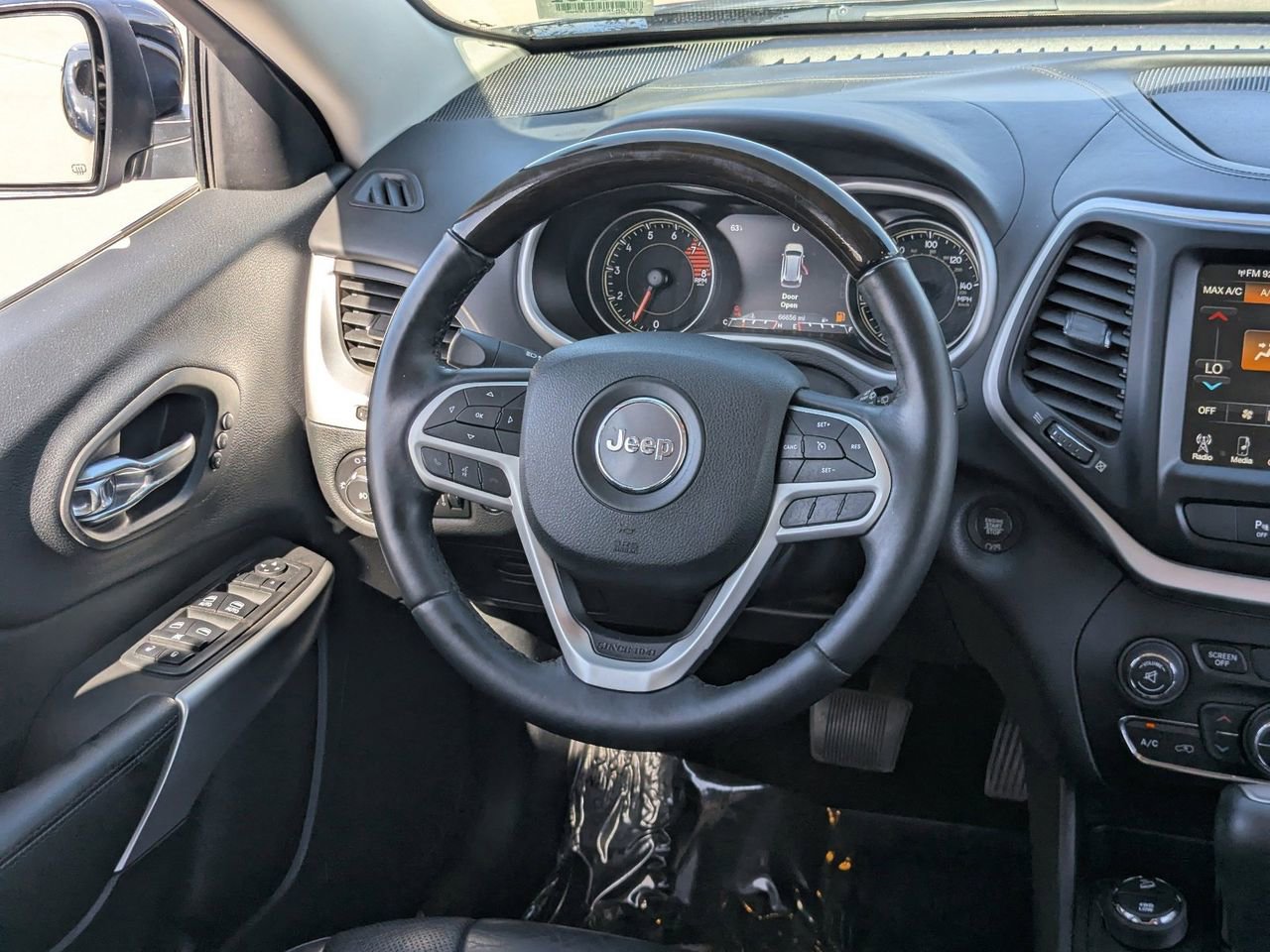 Used 2018 Jeep Cherokee Overland w/ Heavy Duty Protection Group AWD/4WD image 13