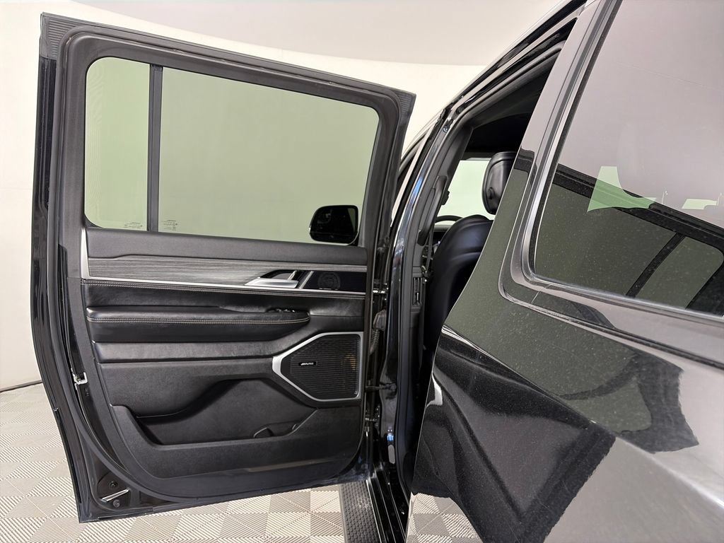 Used 2024 Jeep Wagoneer L Series II w/ Flexible Seating Group AWD/4WD image 12