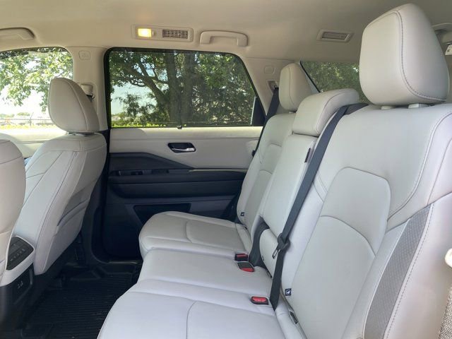 Used 2025 Nissan Pathfinder SL AWD/4WD image 12