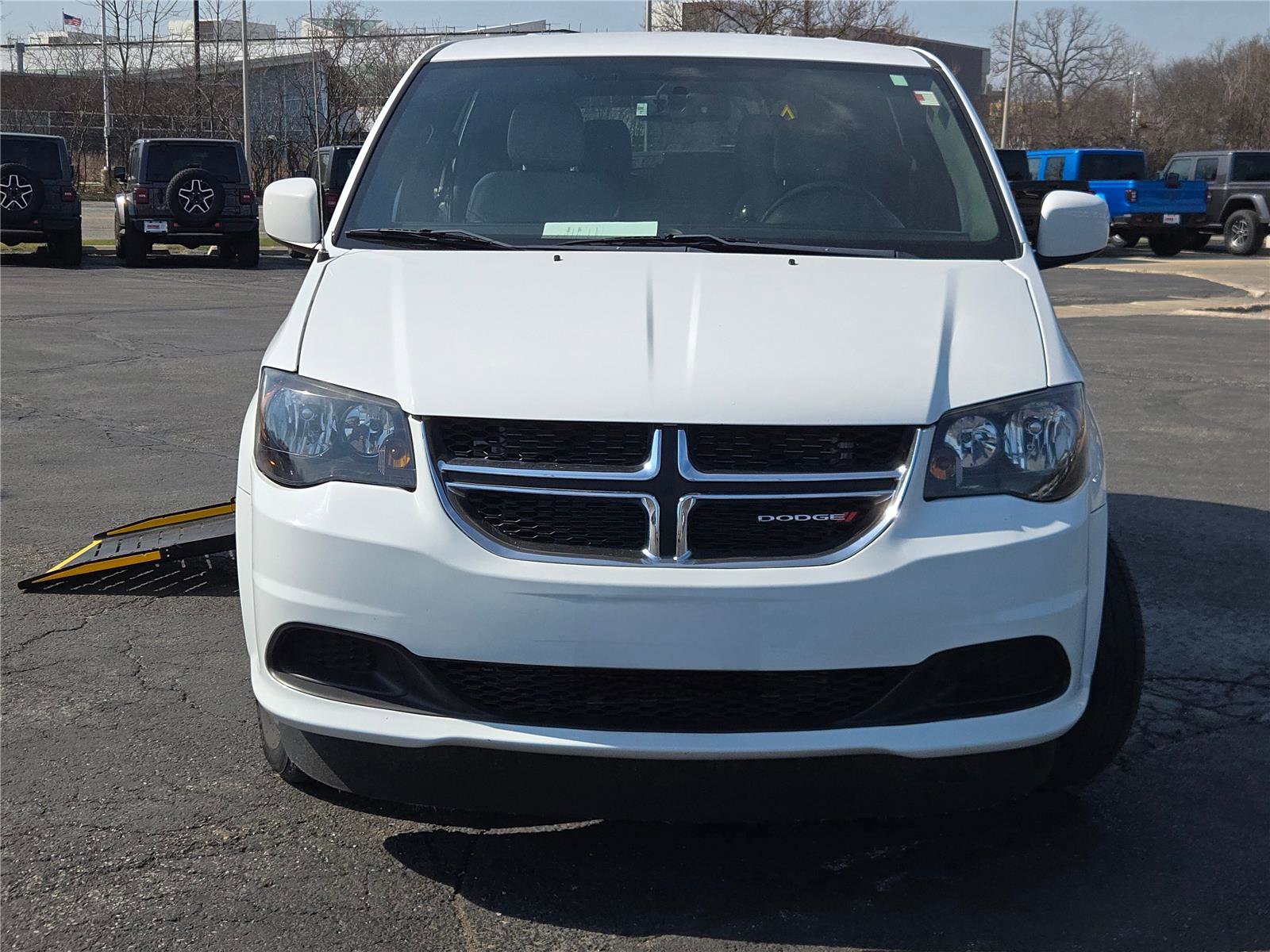 Used 2016 Dodge Grand Caravan SE image 3