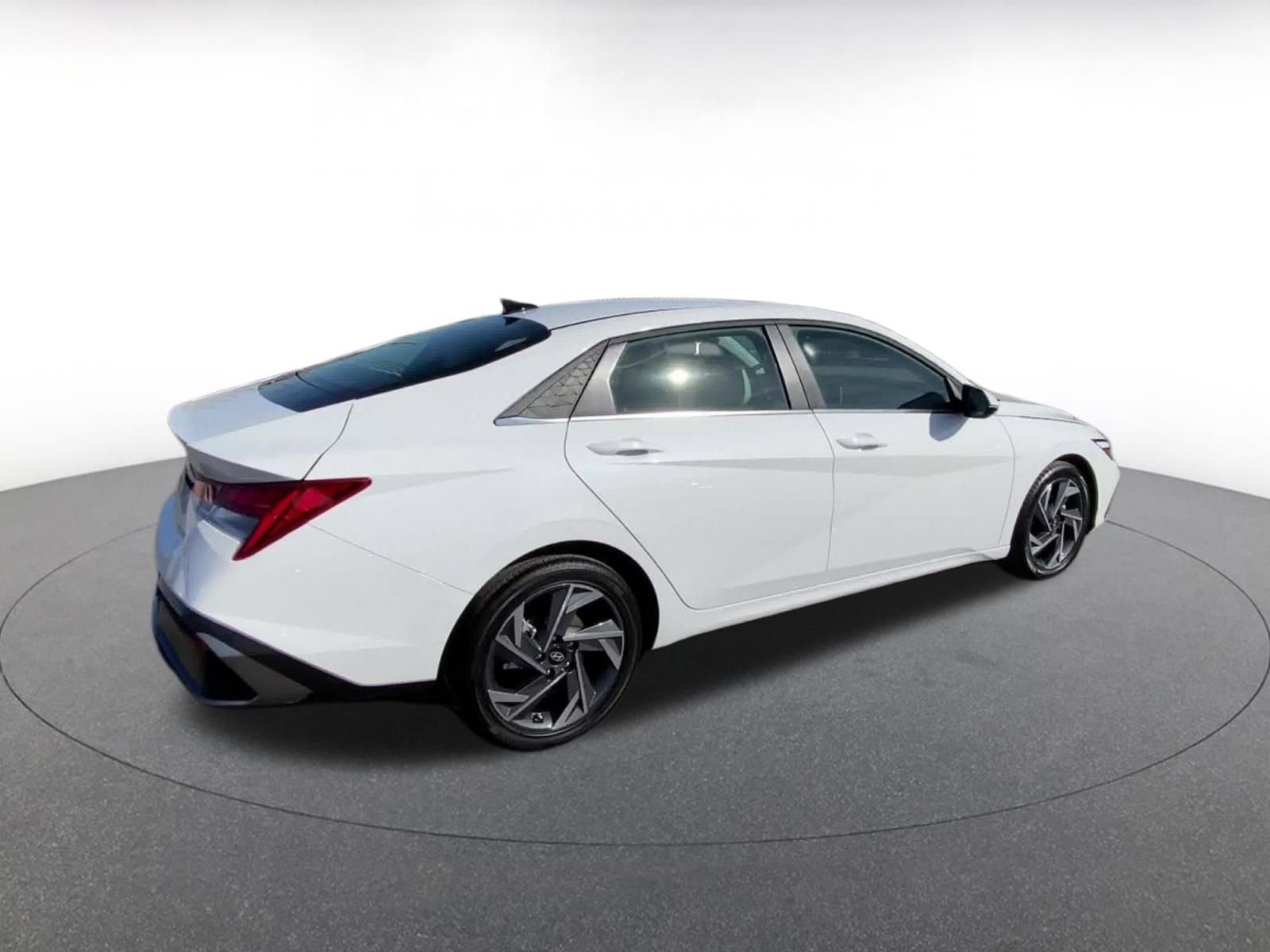 Used 2025 Hyundai Elantra Limited FWD image 15