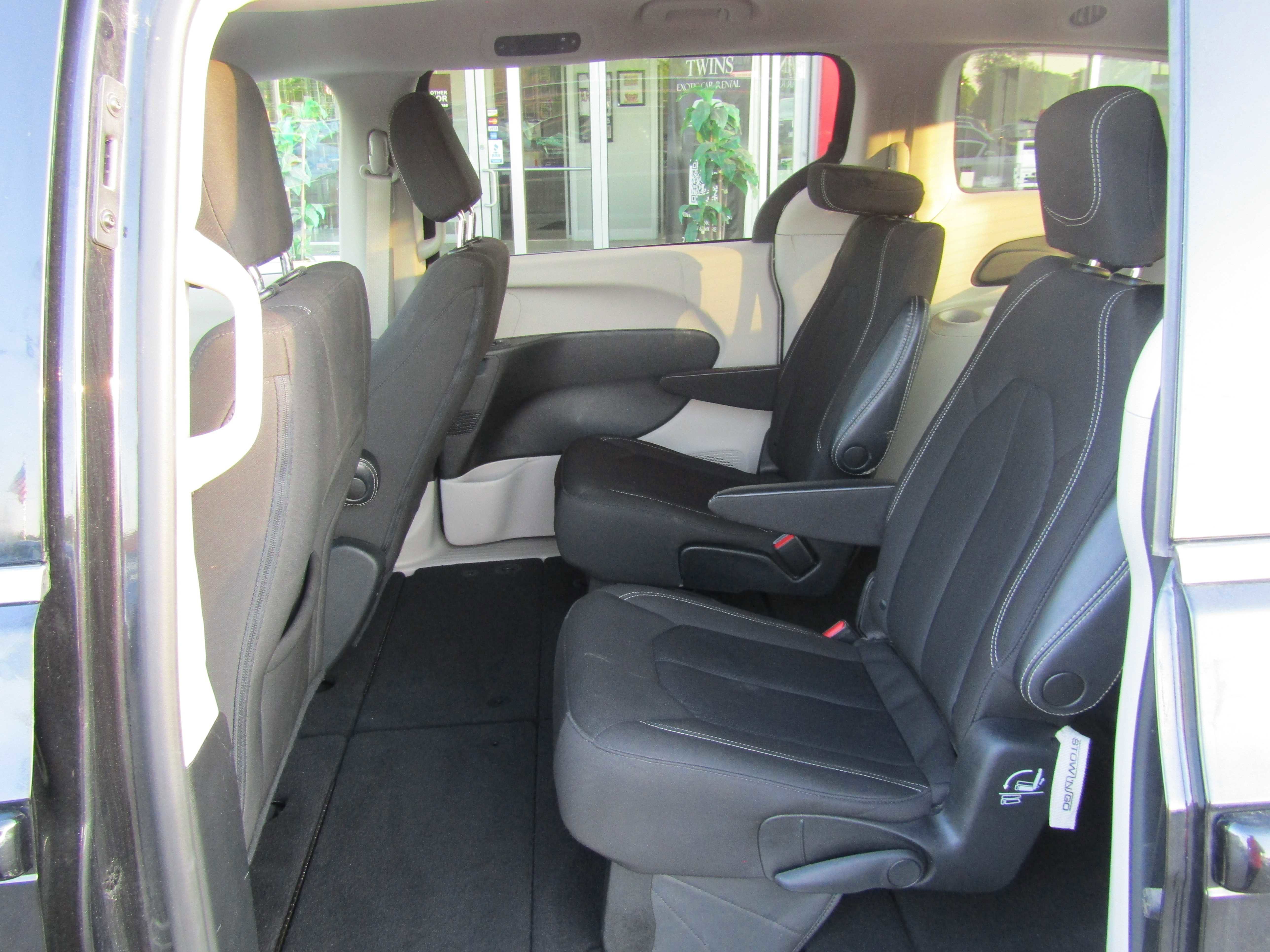 Used 2022 Chrysler Voyager LX FWD image 13