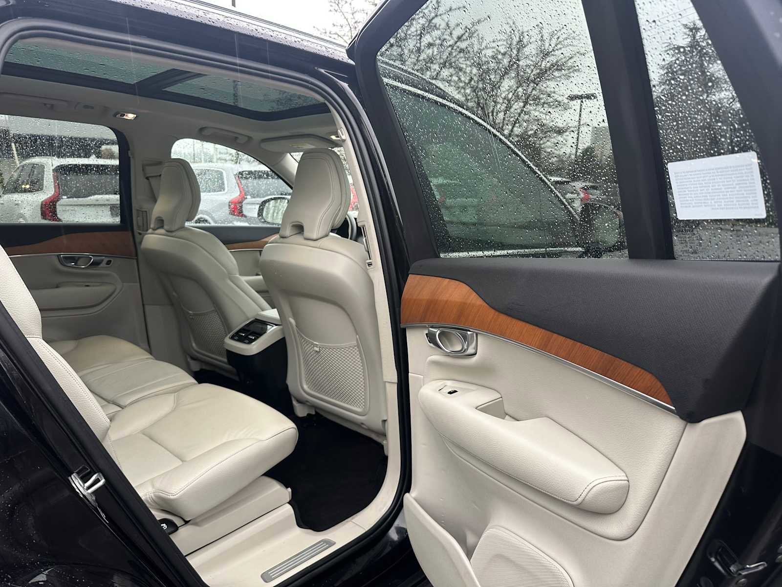 Certified 2022 Volvo XC90 T6 Momentum w/ Advanced Package image 13