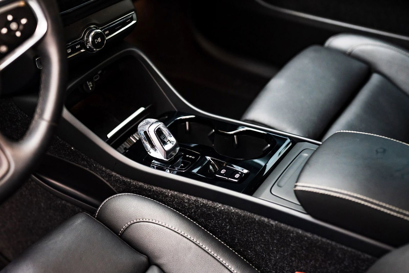 Used 2025 Volvo XC40 B5 Plus w/ Protection Package Premier image 20