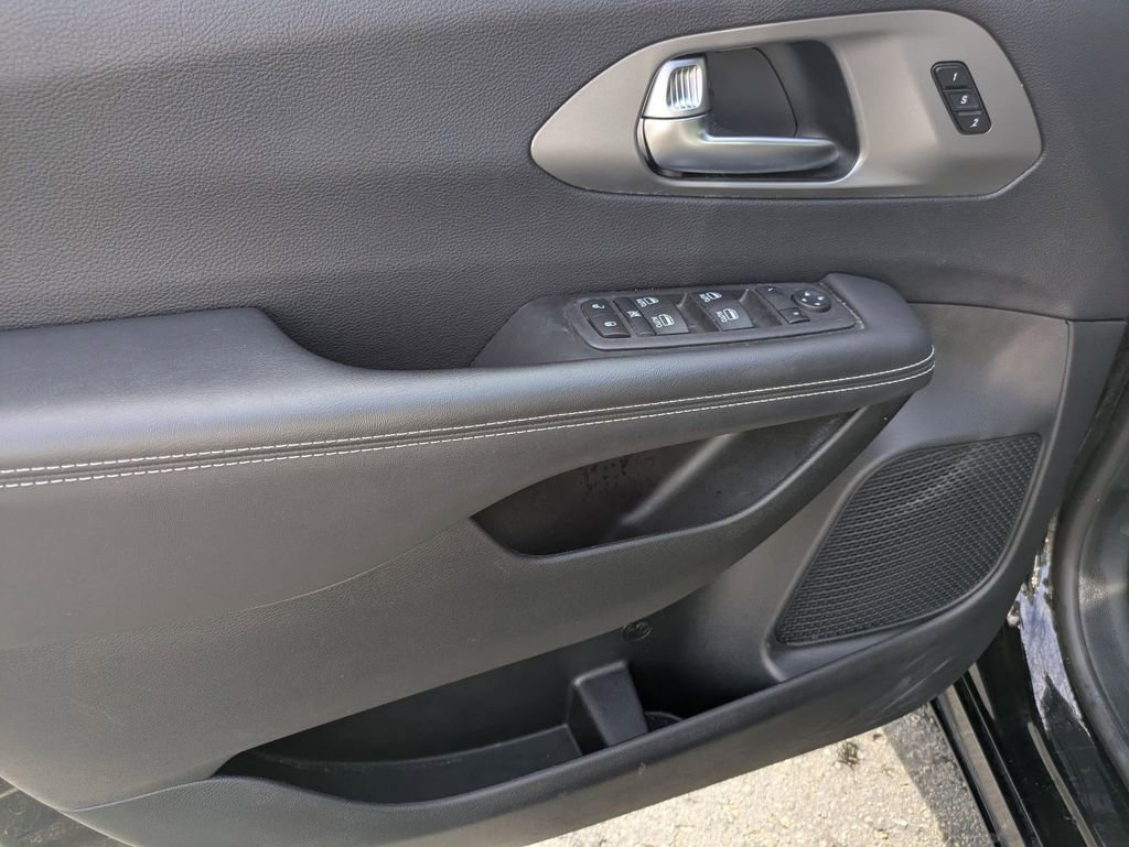 Used 2025 Chrysler Pacifica Select image 15