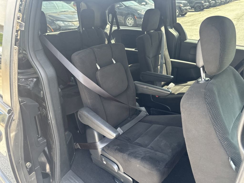 Used 2016 Dodge Grand Caravan SE FWD image 16