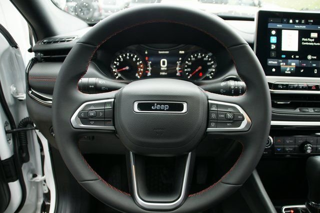 Used 2025 Jeep Compass Trailhawk image 18