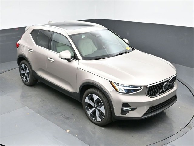 Used 2024 Volvo XC40 B5 Plus w/ Protection Package Premier image 17