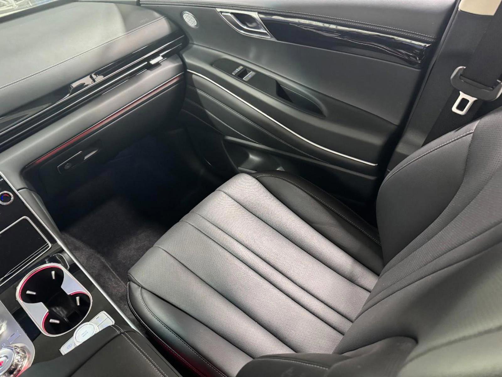 Used 2025 Genesis GV80 2.5T Standard image 16