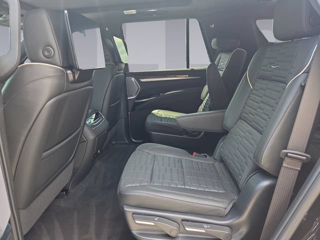 Used 2025 Cadillac Escalade Sport Platinum w/ LPO, ONYX Package AWD/4WD image 16