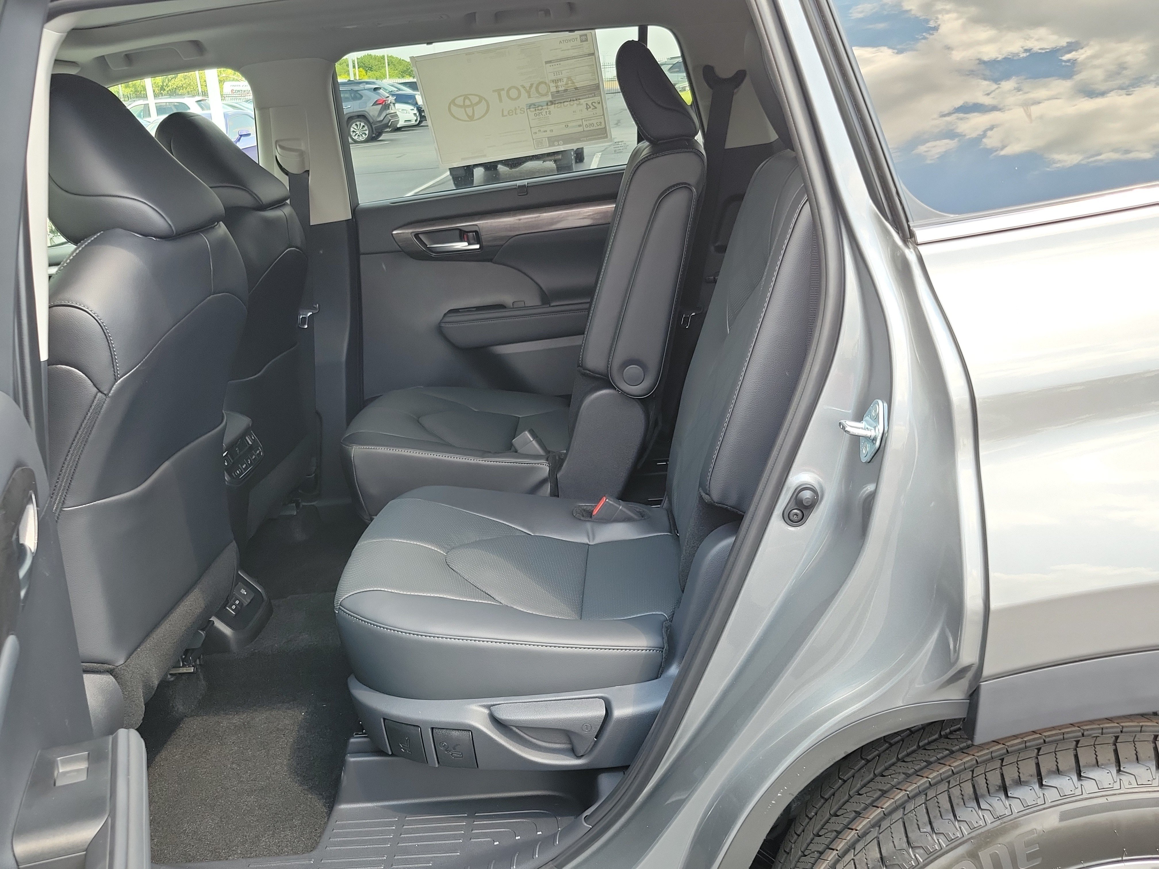 New 2026 Toyota Highlander Platinum AWD/4WD image 12