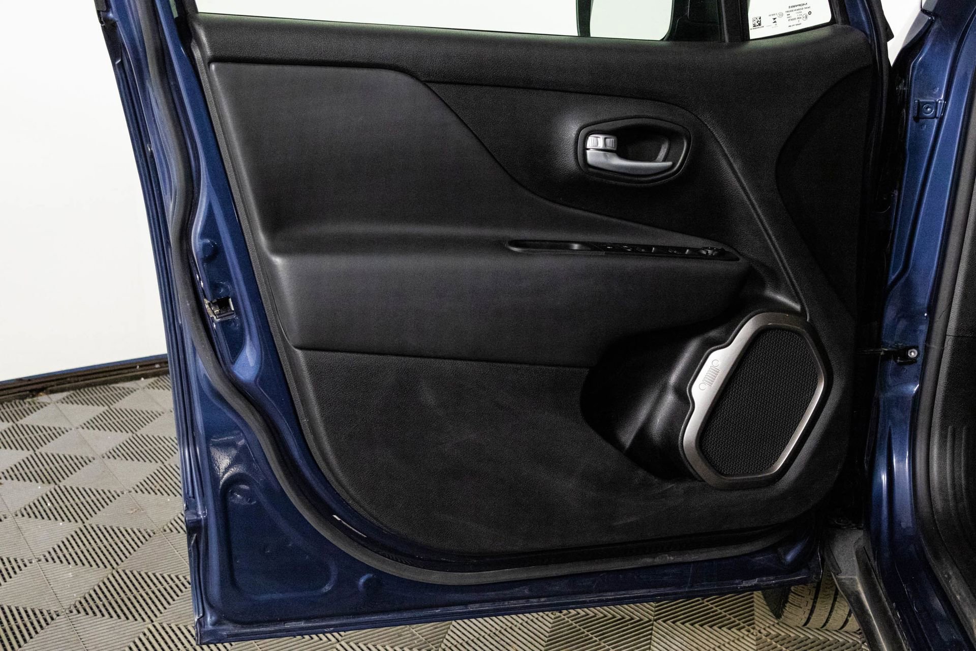 Used 2023 Jeep Renegade Latitude image 32