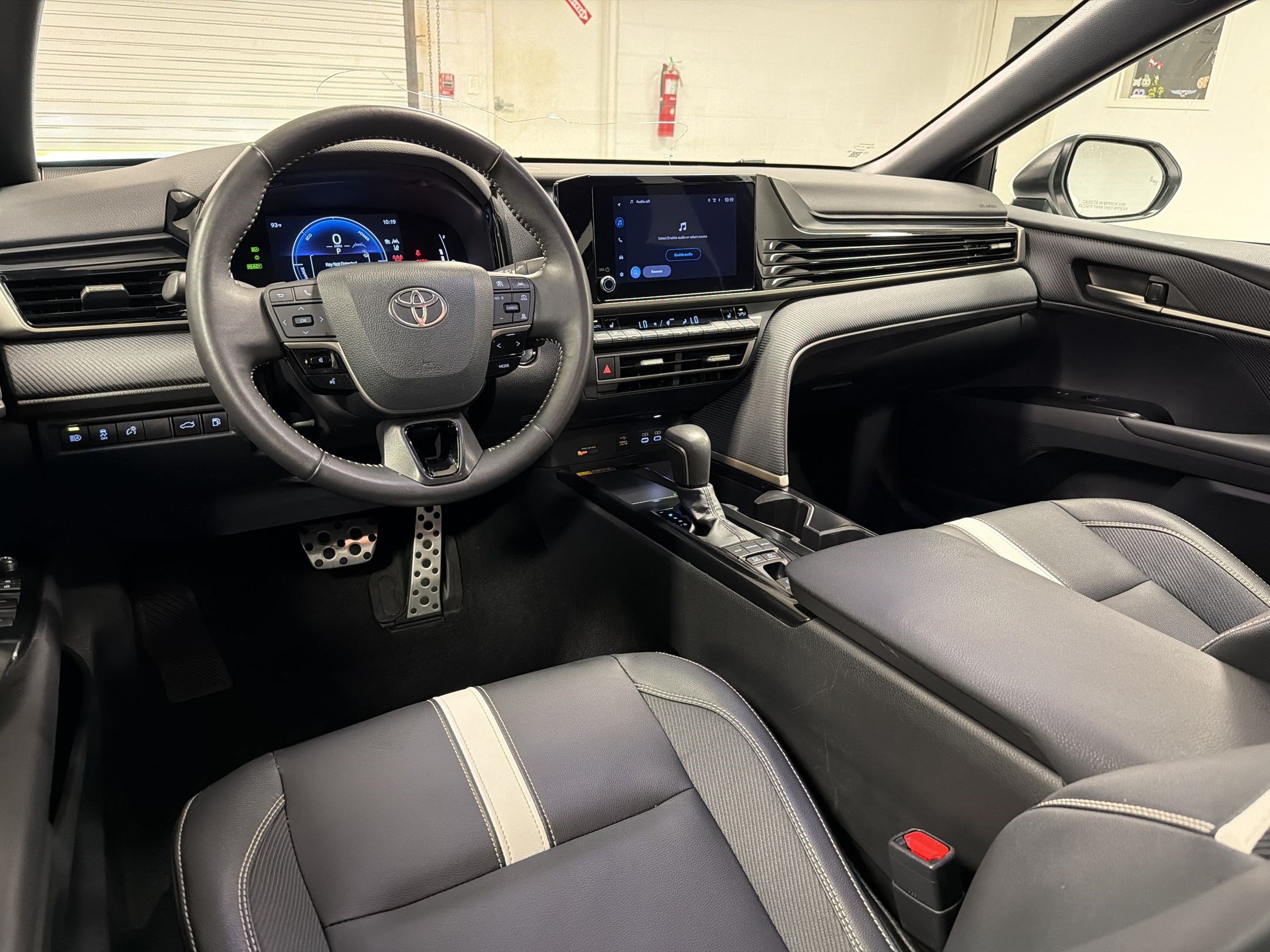 Used 2025 Toyota Camry SE w/ Convenience Package FWD image 29