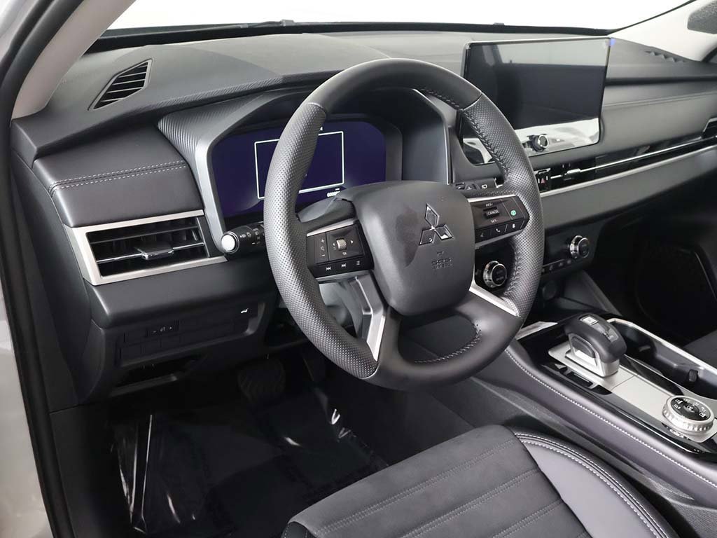 New 2025 Mitsubishi Outlander SE image 32