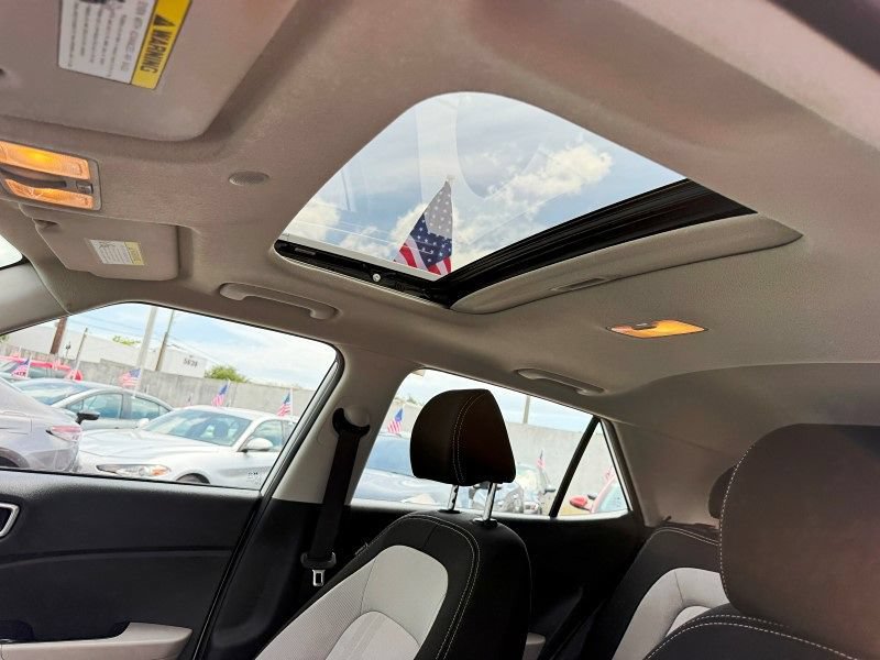 Used 2023 Hyundai Venue SEL FWD image 22