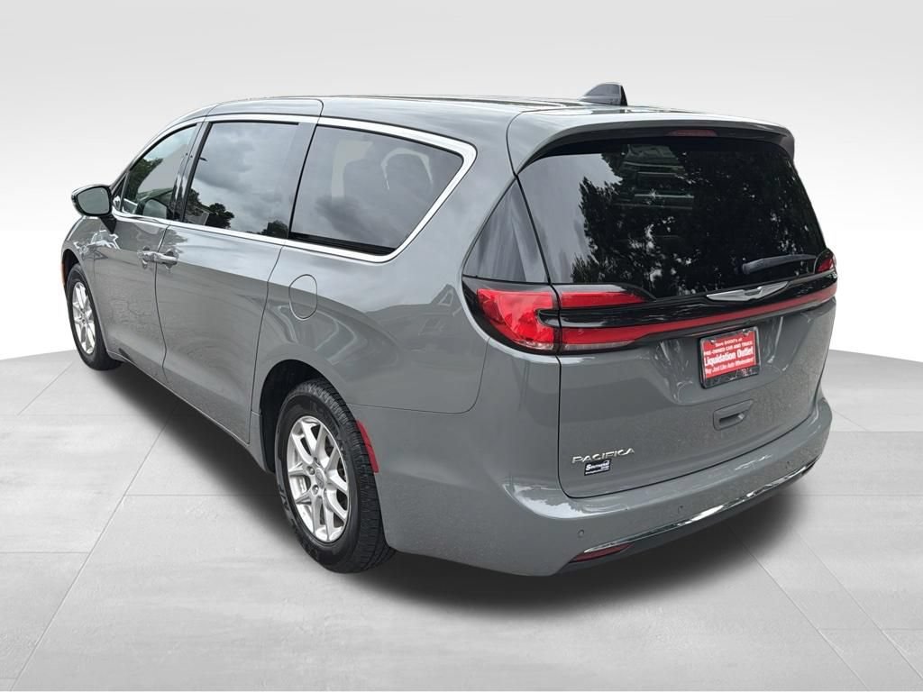 Used 2025 Chrysler Pacifica Select FWD image 16