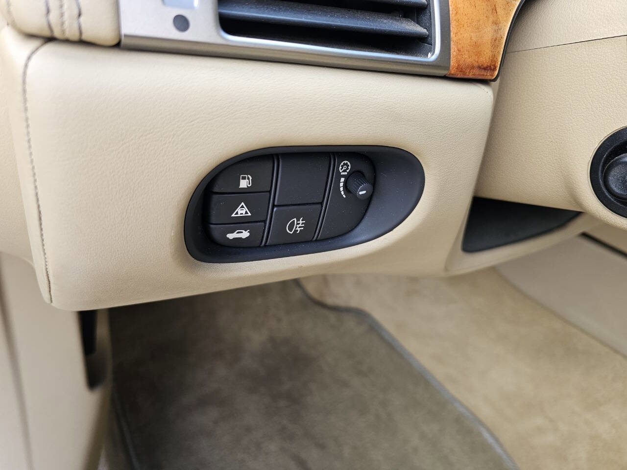 Used 2010 Jaguar XKR R image 18