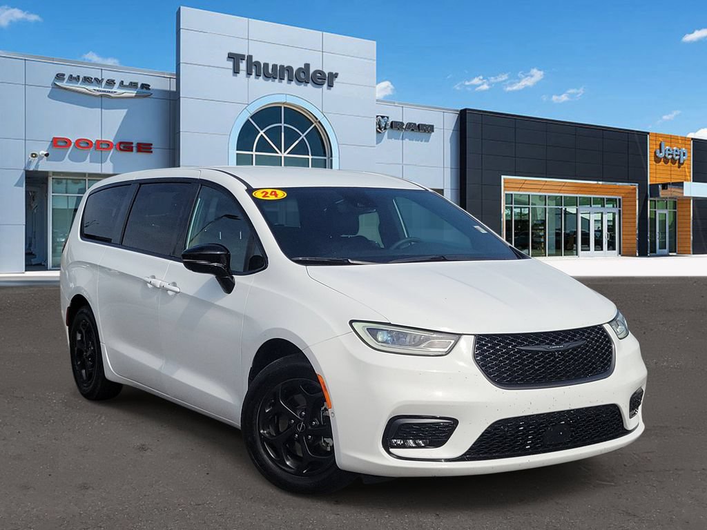 Used 2024 Chrysler Pacifica Limited FWD image 1