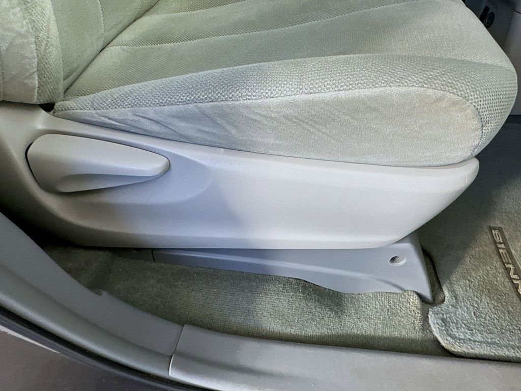 Used 2014 Toyota Sienna L FWD image 20