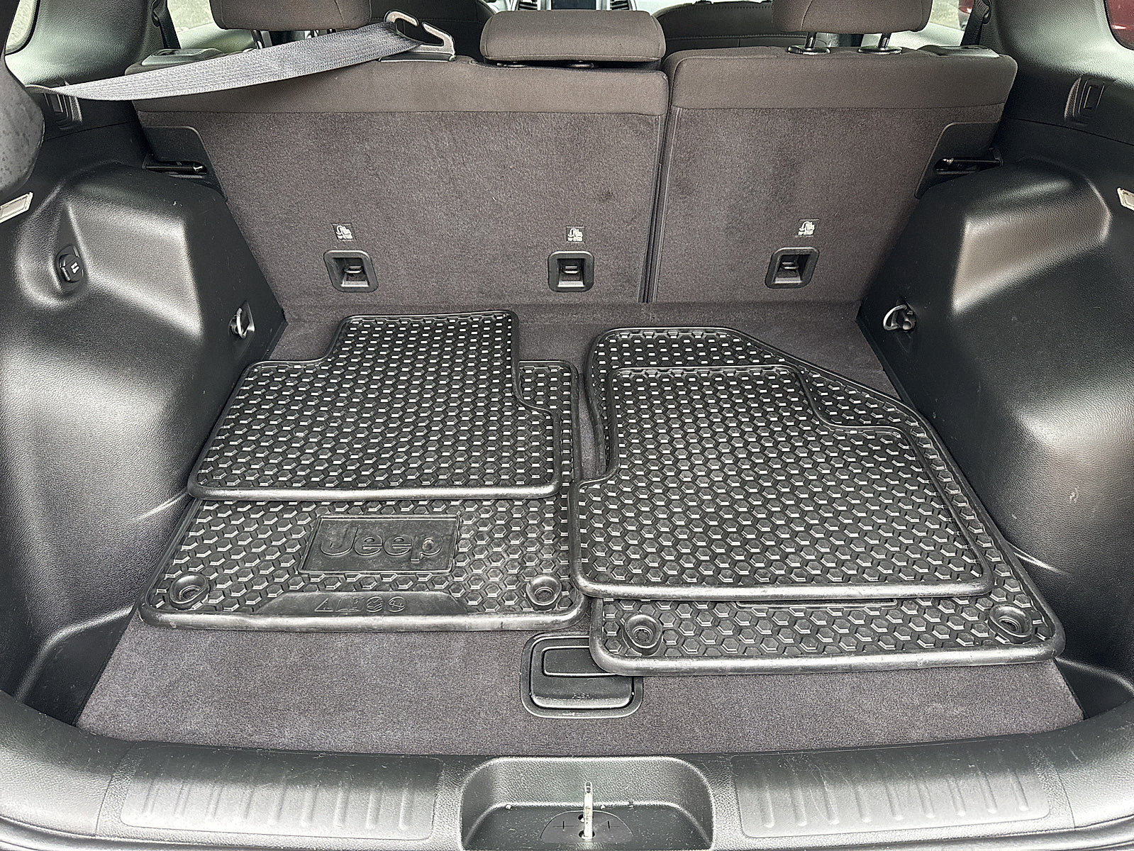 Used 2019 Jeep Cherokee Latitude w/ Cold Weather Group AWD/4WD image 29