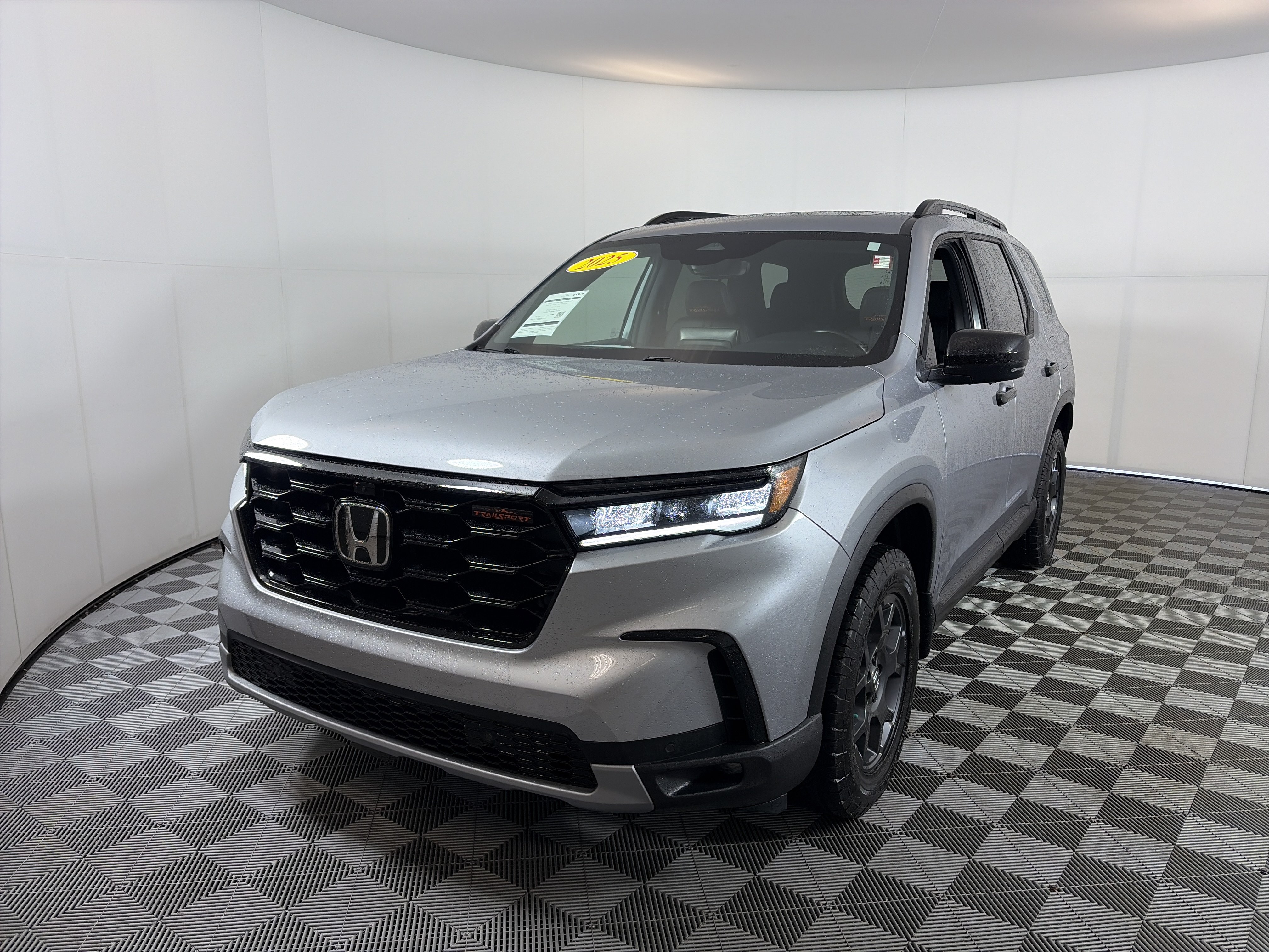 Used 2025 Honda Pilot TrailSport image 3