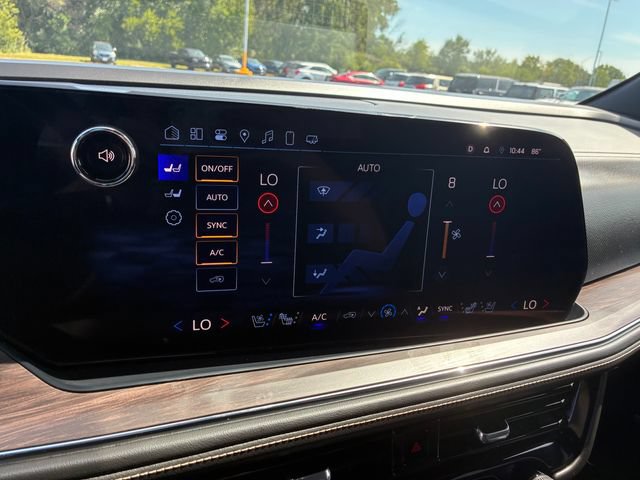 Used 2025 Chevrolet Suburban Premier AWD/4WD image 28