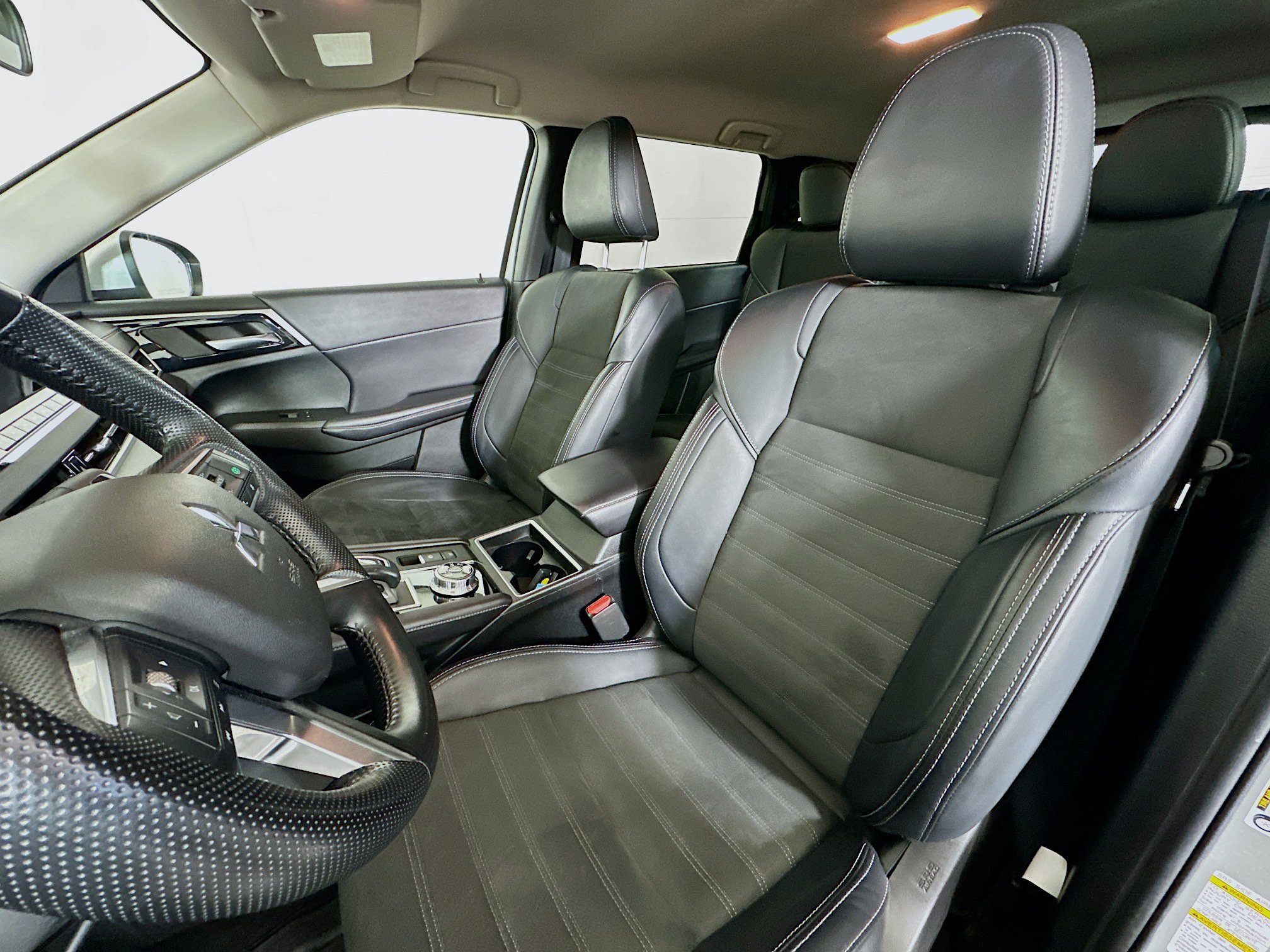 Used 2024 Mitsubishi Outlander SE image 13