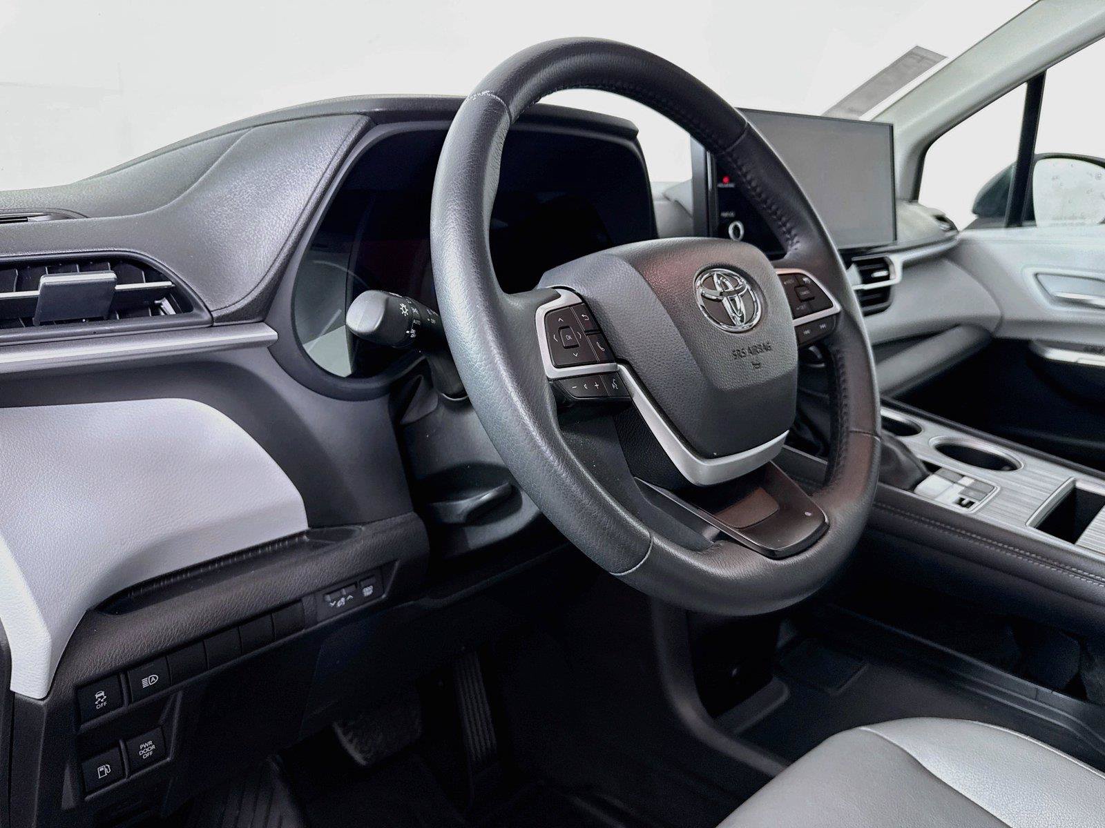 Certified 2025 Toyota Sienna XLE FWD image 4