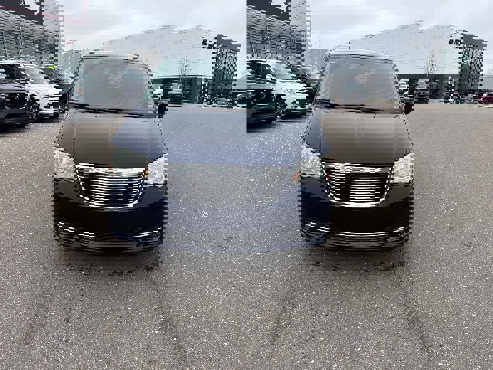 Used 2014 Chrysler Town & Country Touring FWD image 2