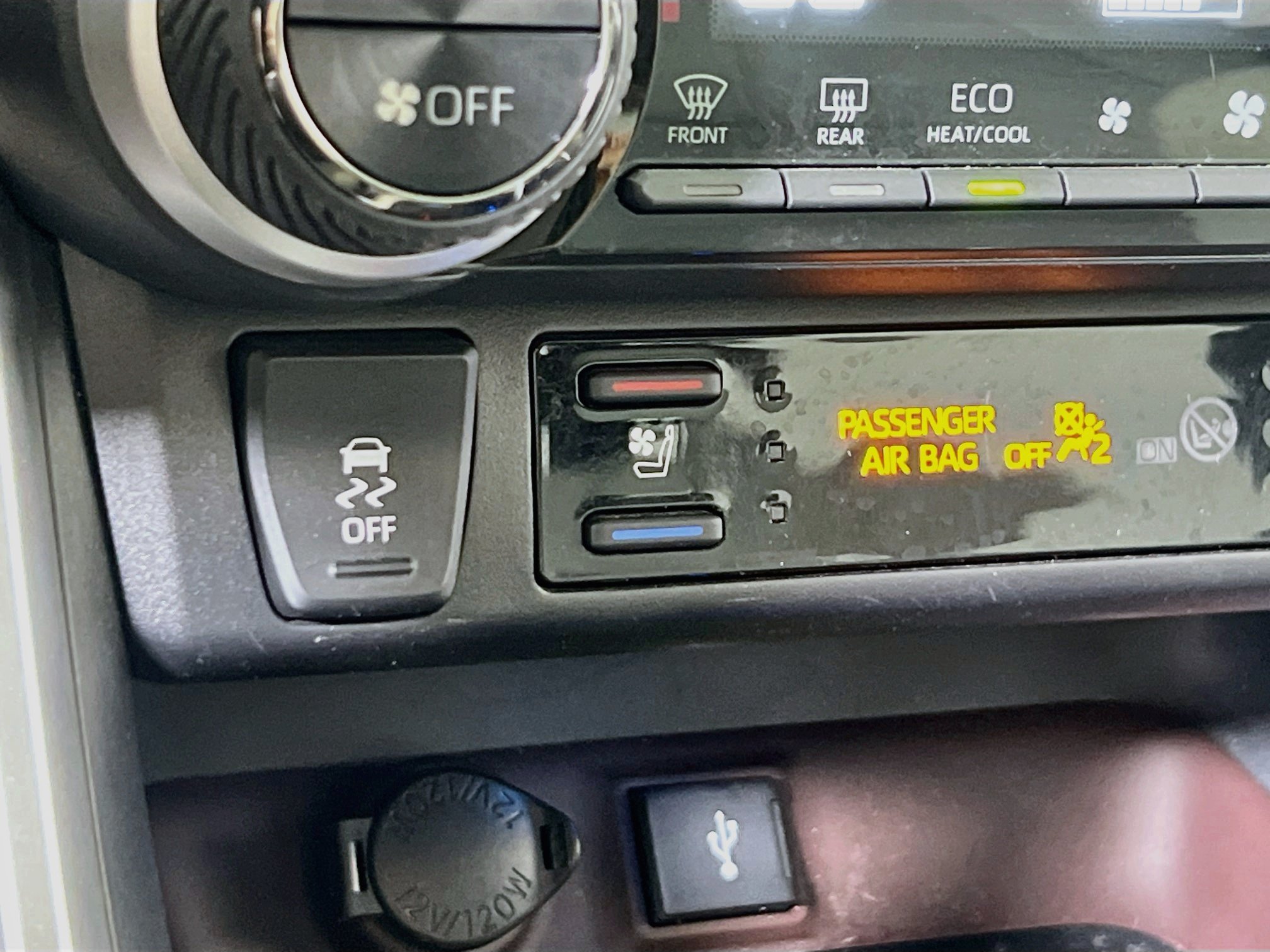 Used 2020 Toyota RAV4 Limited AWD/4WD image 19