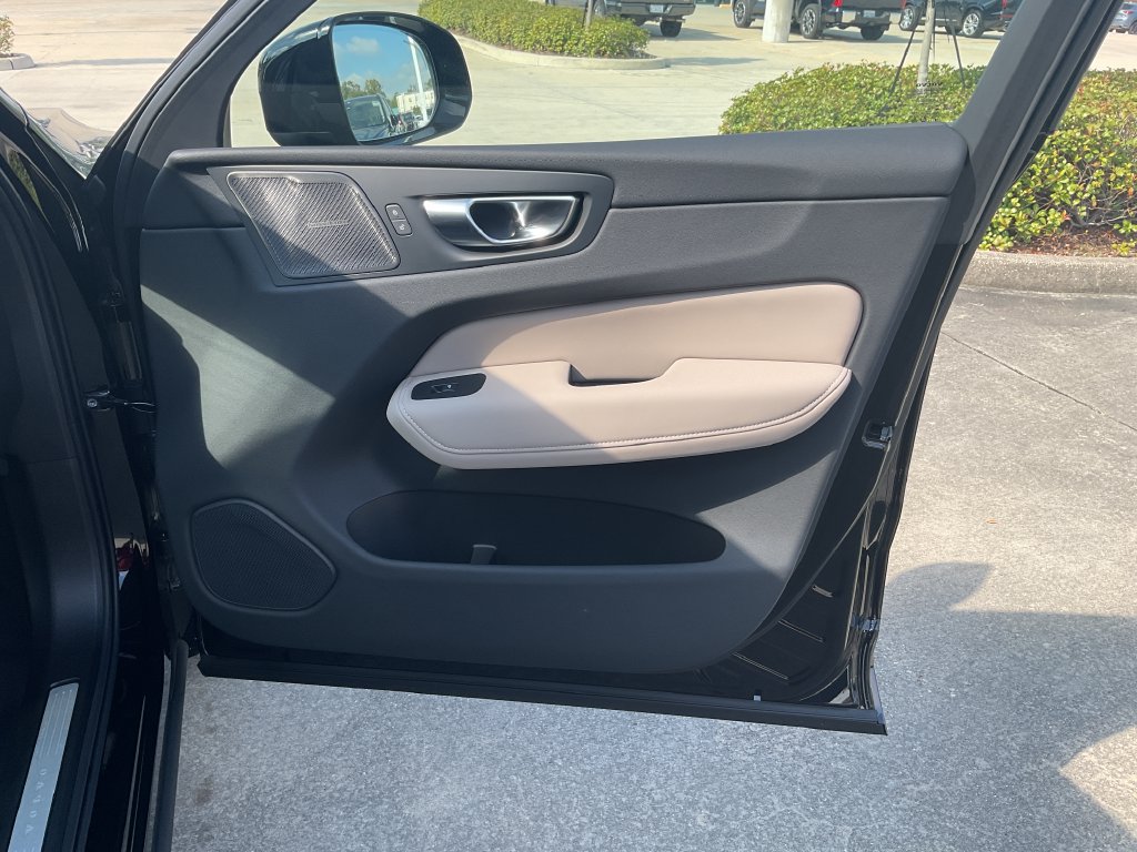 New 2027 Volvo XC60 B5 Plus AWD/4WD image 17