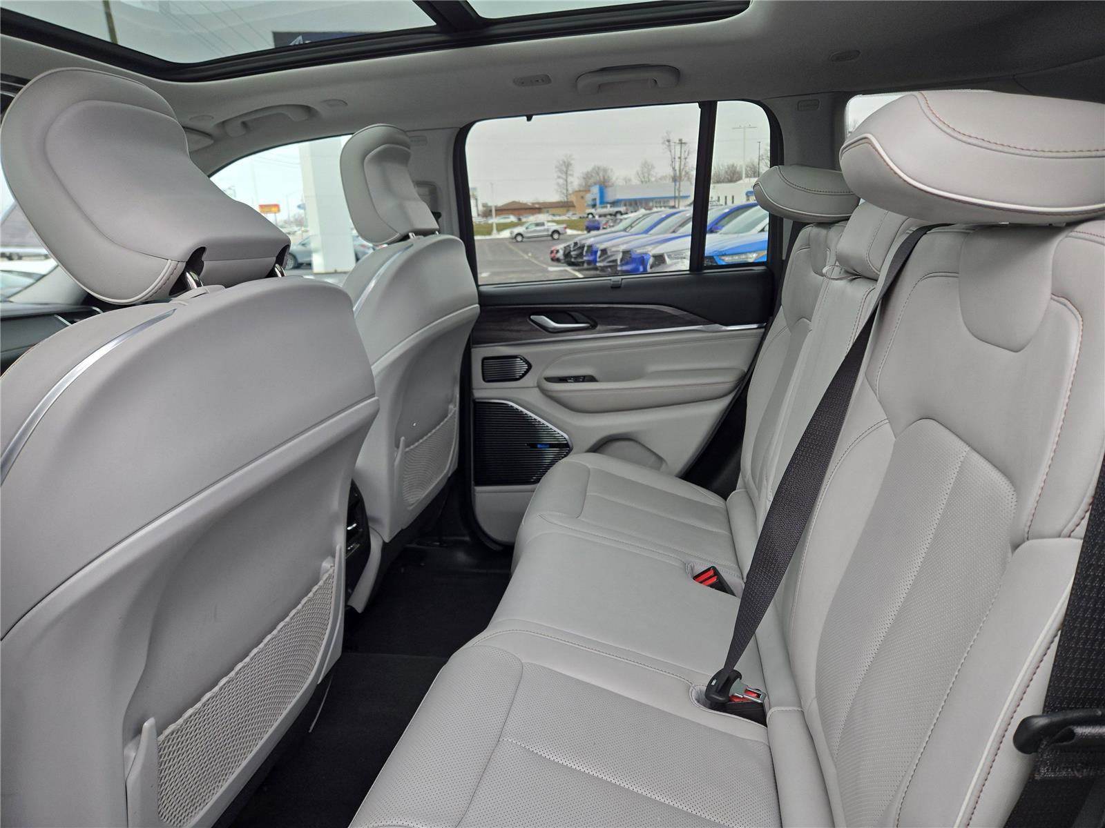 Used 2022 Jeep Grand Cherokee Overland w/ Luxury Tech Group IV image 25