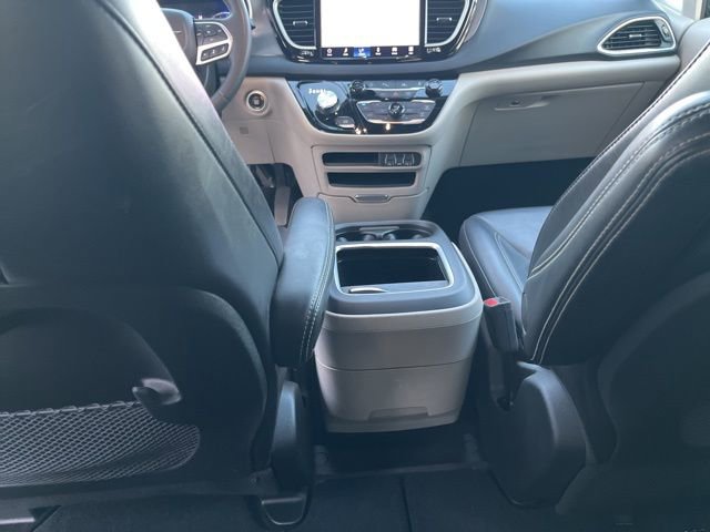 Used 2023 Chrysler Pacifica Touring-L image 18
