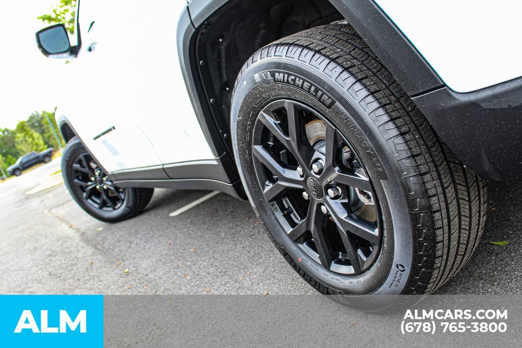 Used 2025 Jeep Grand Cherokee Altitude AWD/4WD image 14