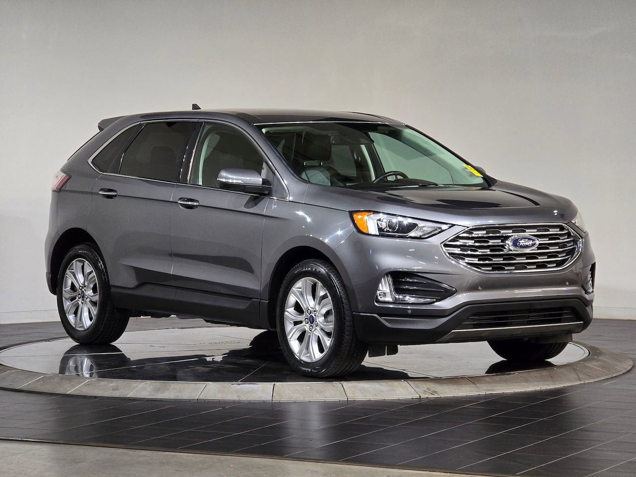 Used 2022 Ford Edge Titanium image 2