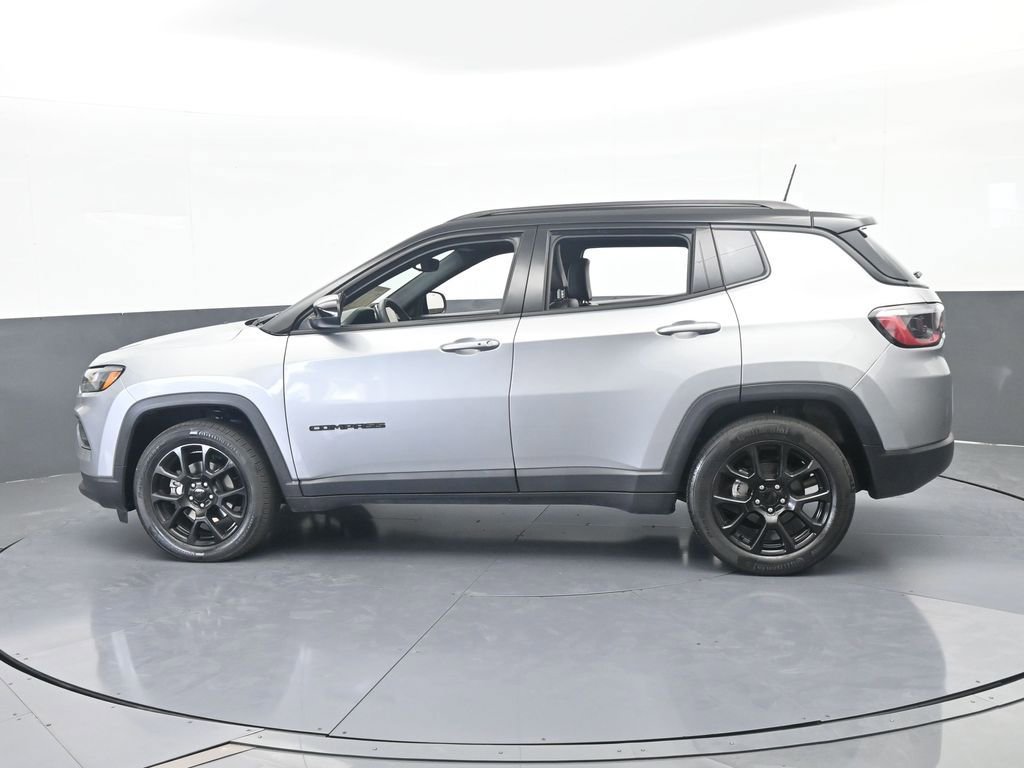 Used 2022 Jeep Compass Latitude FWD image 3