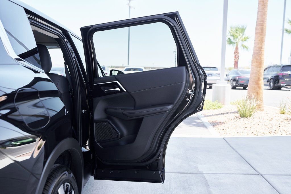 Used 2025 Mitsubishi Outlander SE image 13