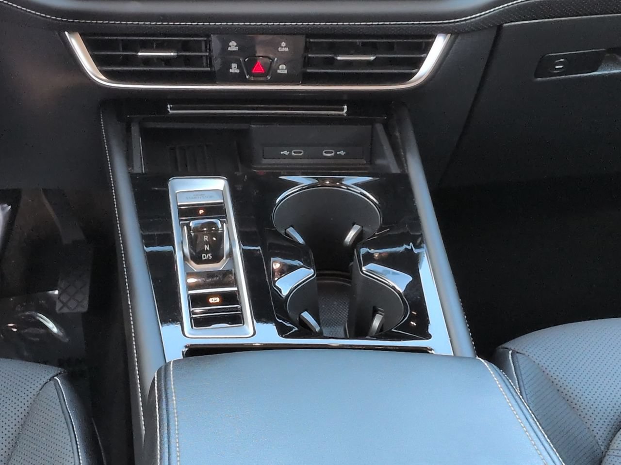 Used 2025 Volkswagen Atlas SE FWD image 18