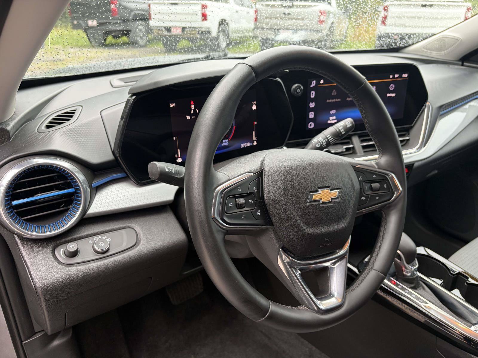 Used 2025 Chevrolet Trax LT w/ LT Convenience Package FWD image 7