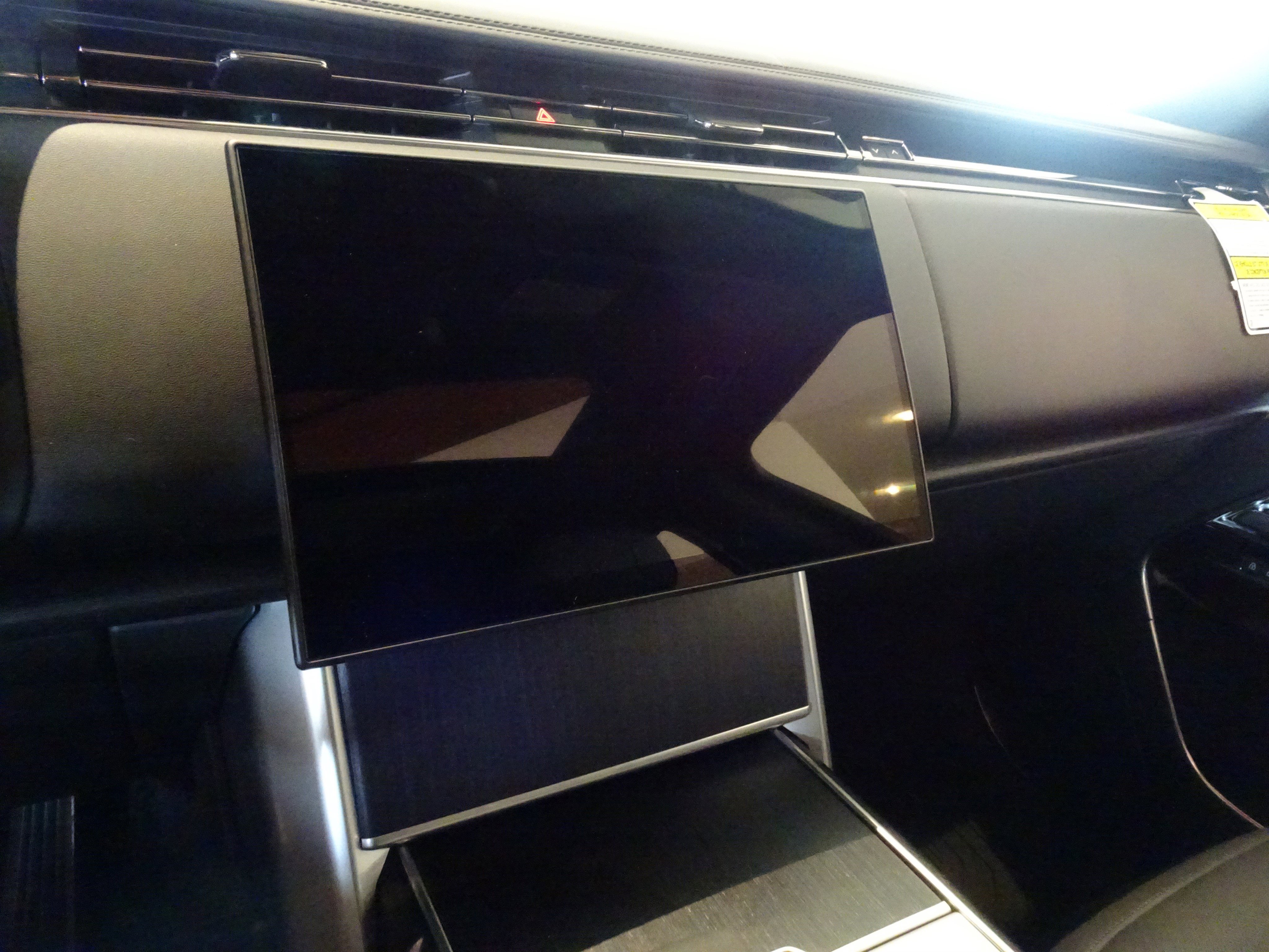 New 2025 Land Rover Range Rover Long Wheelbase SE image 3