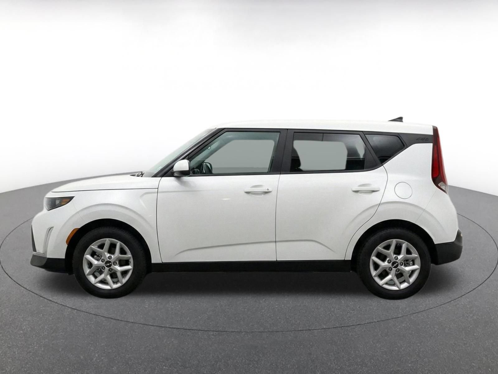 Used 2025 Kia Soul LX w/ LX Technology Package FWD image 4