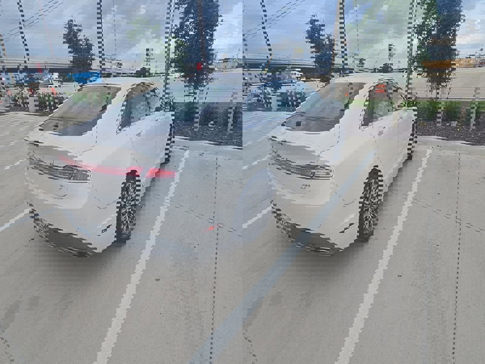 Used 2017 Lincoln MKZ Premiere image 4