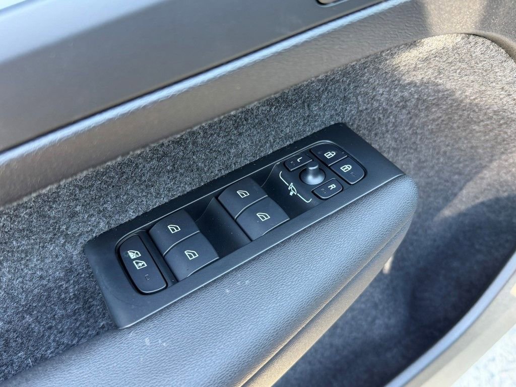 New 2026 Volvo XC40 B5 Ultra w/ Protection Package Premier image 17