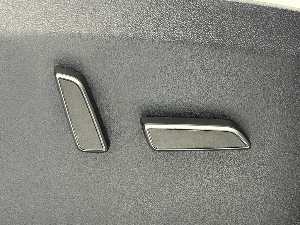 Used 2024 Tesla Model Y 2WD image 9